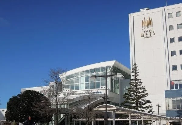 八戸駅まで1100m