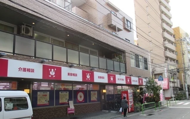 ヤスイ薬局まで78m