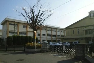 甲斐市立竜王小学校まで290m
