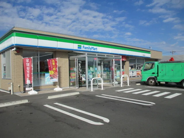 ファミリーマート　高新田店まで1000m