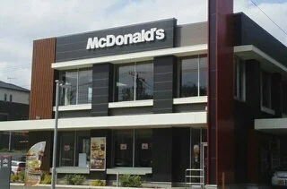 マクドナルドまで600m