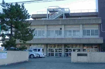 港中学校まで990m