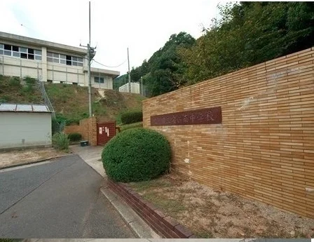 安佐南中学校まで1600m