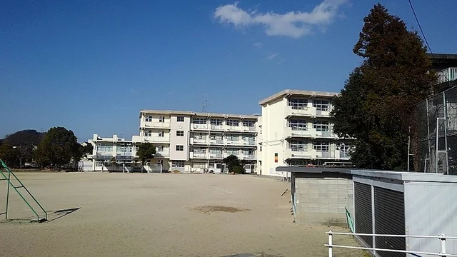 北九州市立 長尾小学校まで700m