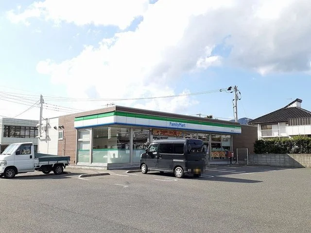 ファミリーマートまで450m