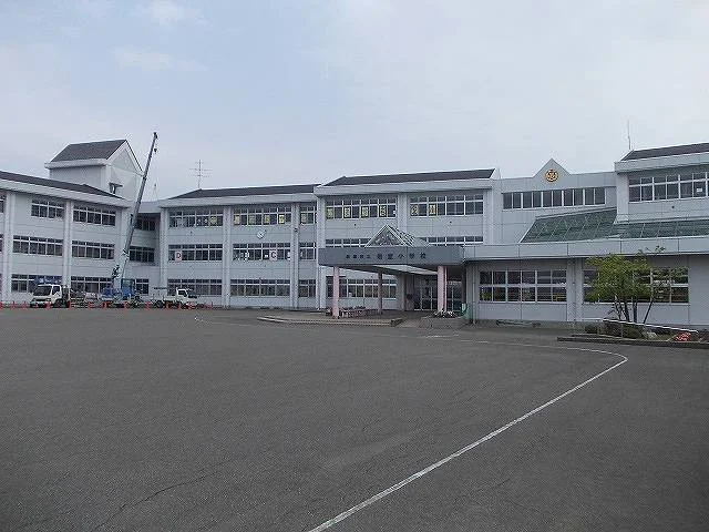 岩室小学校まで1700m