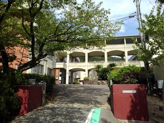 坂出市立川津小学校まで1100m
