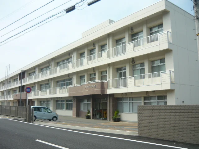 松柏小学校まで1300m