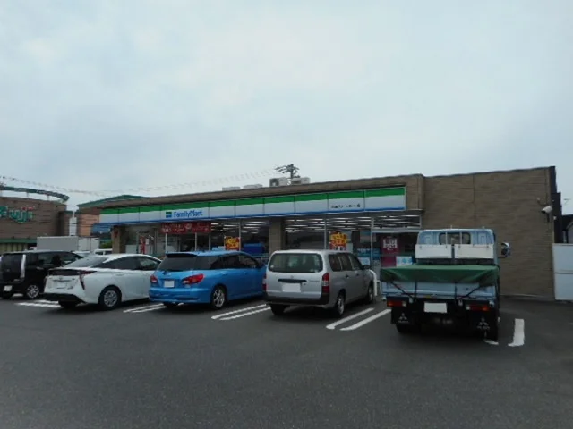 ファミリーマートまで750m