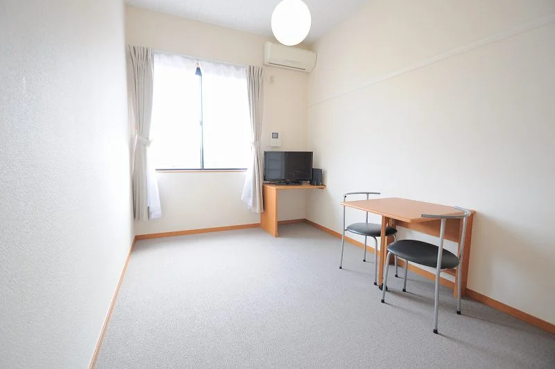 天井が高いお部屋になります