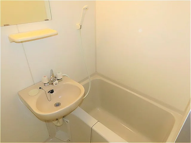 洗面台とユニット式のお風呂です