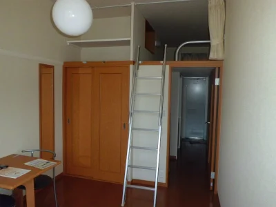 ロフトがあるため、天井高い居室です。