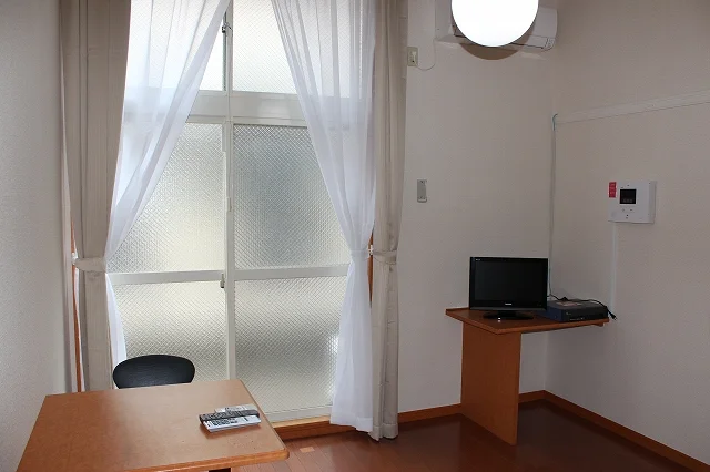 ＴＶ、エアコン、カーテン、テーブル、椅子完備