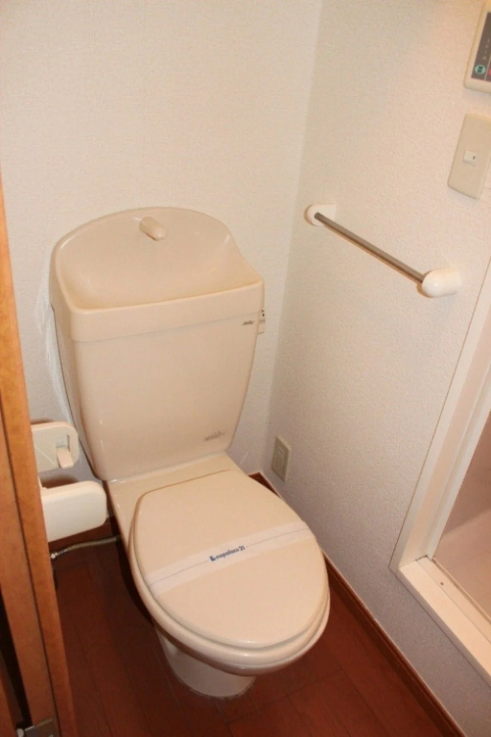 トイレの奥がお風呂となります