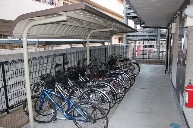 屋根付き駐輪場完備