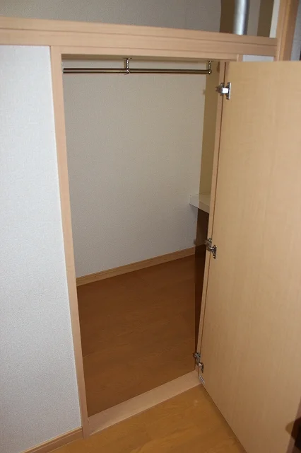 ベッド下ウォークインクローゼット完備！