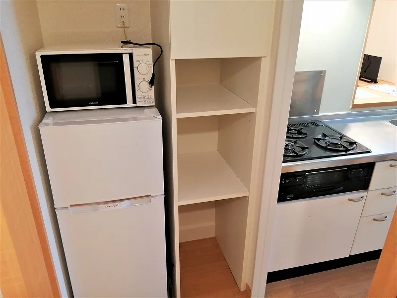 キッチンには冷蔵庫と電子レンジがあります