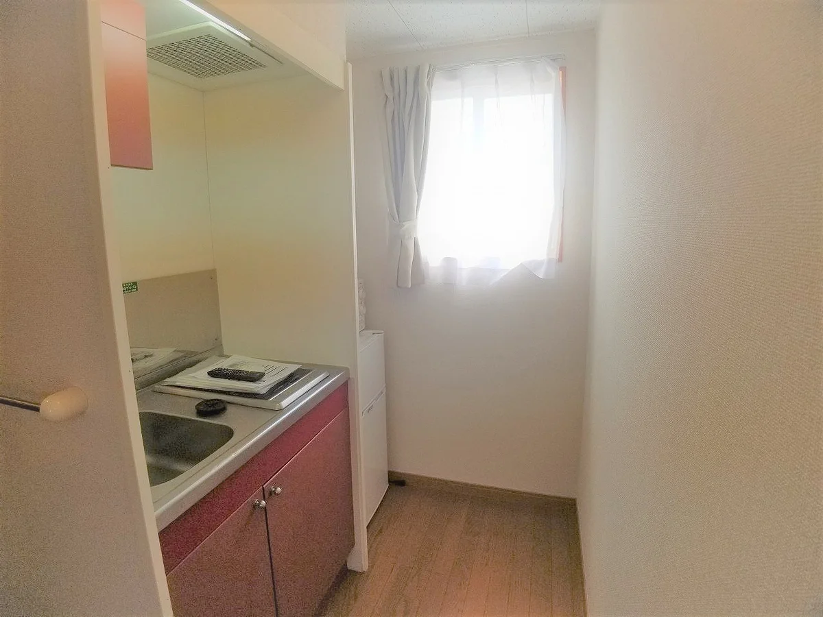 小窓があるので陽が入り明るいです。