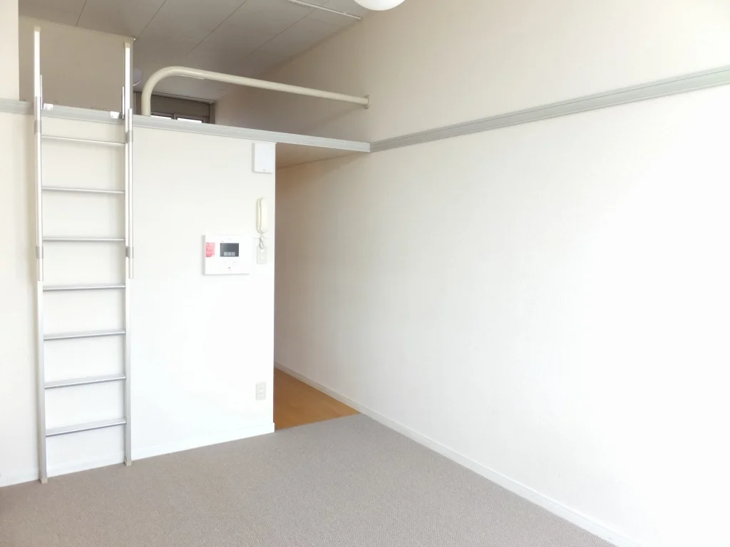 南向きの窓からは明るい日差しが差し込みます。