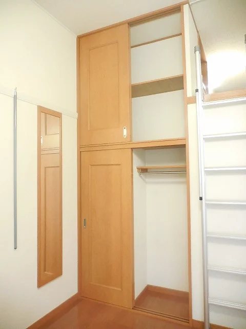 上下2段にわたるクローゼットです。