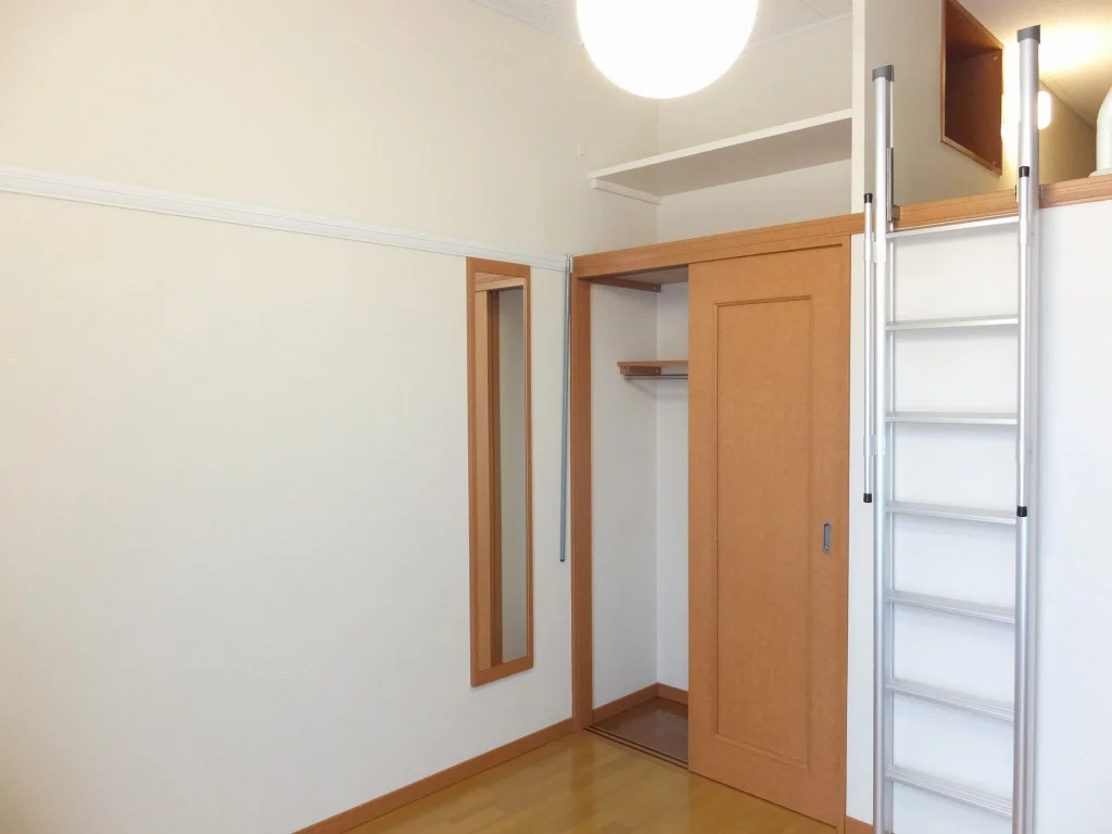 ポール付きクローゼットなら大切なお洋服もシワになりません。