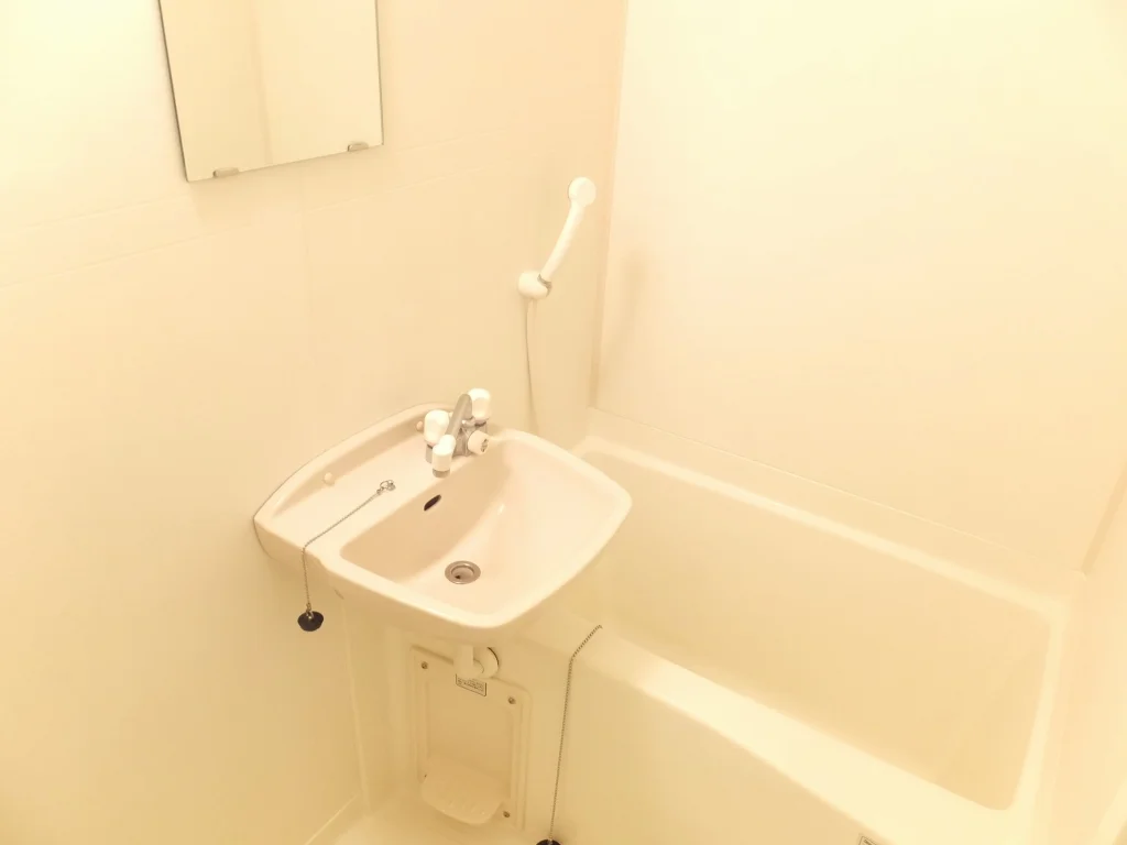 清潔感のある白を基調とした浴室です。