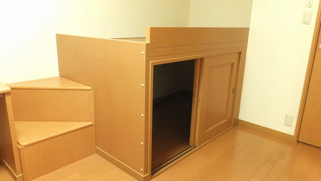 ベッド下にも、収納スペースが御座います。