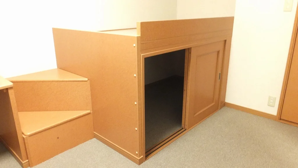 ベッド下にも、収納スペースが御座います。