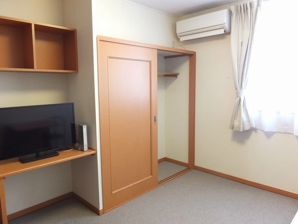 ポール付きクローゼットなら嵩張るコート類もシワになりません。