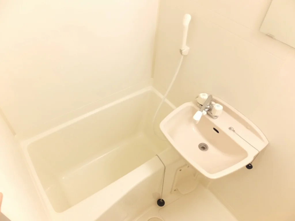 白を基調とした清潔感のある浴室です。