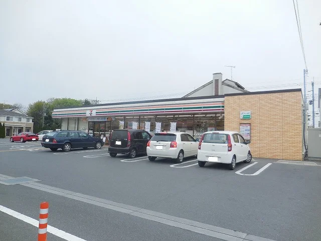 アパートまで、約240ｍ。徒歩3分。