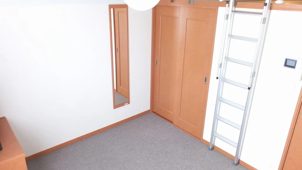 2Fの床面は、カーペット敷き