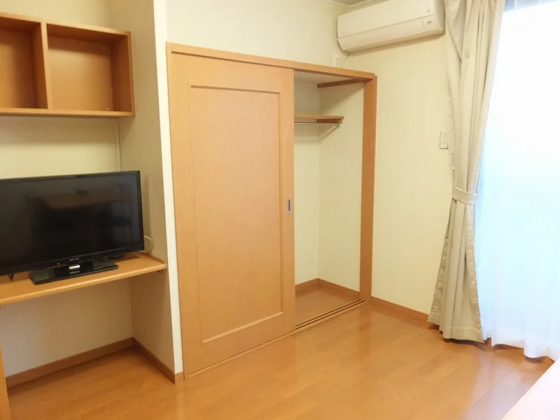 ポール付きクローゼットで大切なお洋服もシワになりません。