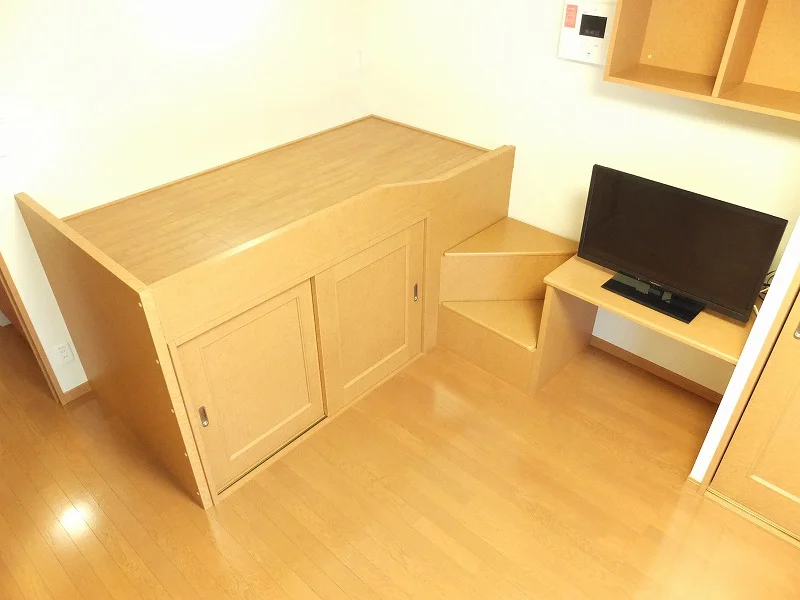 ベット下だけでなく階段部分にも収納スペースが御座います。