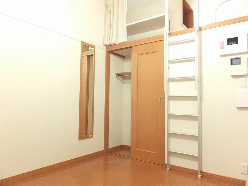 天井まで続く大容量の収納スペースです。