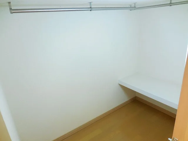 ベッド下は、ウォークインクローゼットで御座います。