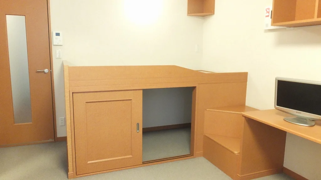 ベッド下にも、収納スペースがございます。