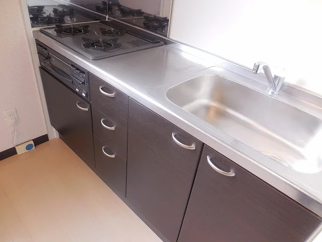 3口のガスコンロ付きです。