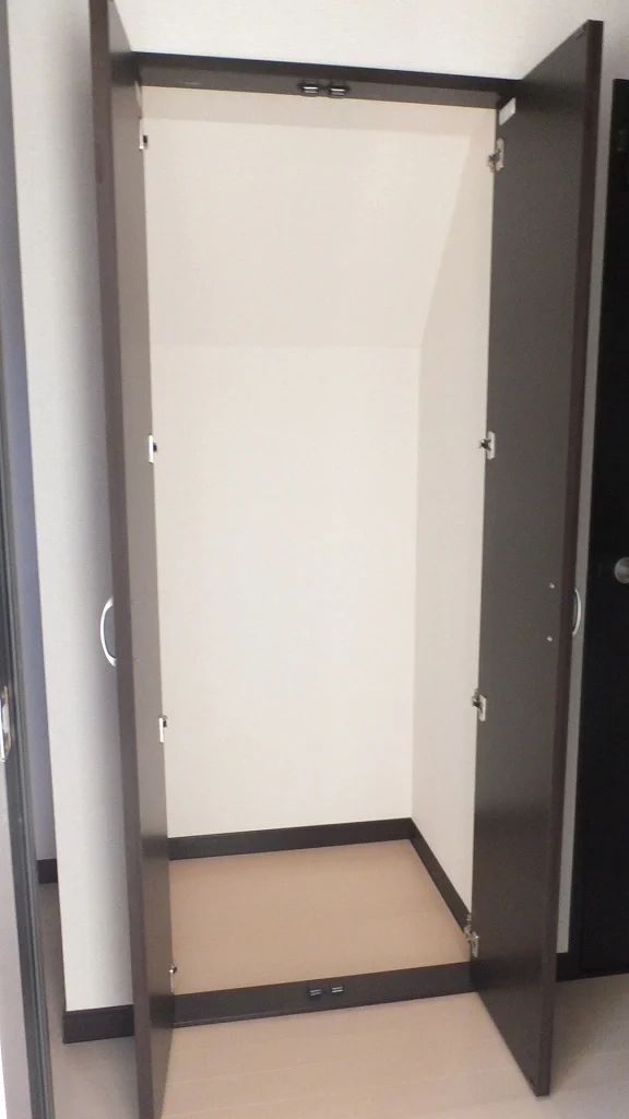 玄関を入ると１つめの収納クローゼットが御座います。