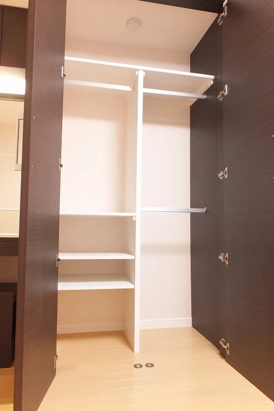 収納たっぷり広めのクローゼット。