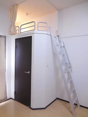 クローゼットの上には、ロフトが付いております。