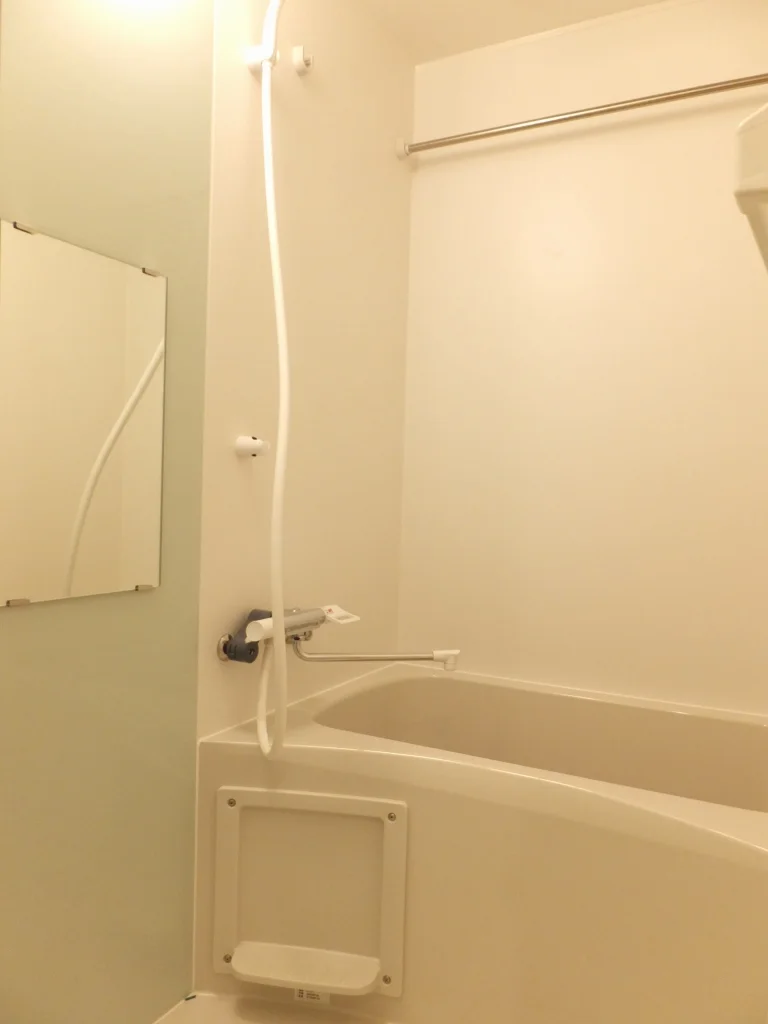 オシャレなカラーパネル設置の浴室です。