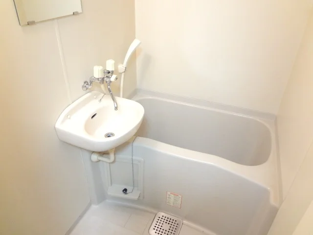風呂トイレ別の為、湯船にゆったりつかれます。