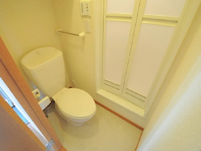 収納棚付きのキレイなトイレです。