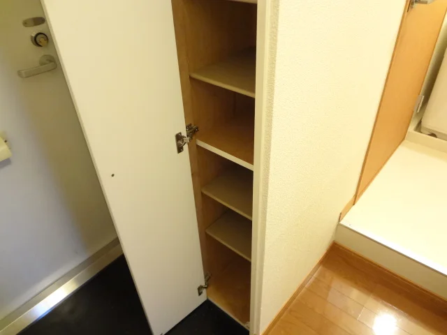 玄関横に下駄箱あります。