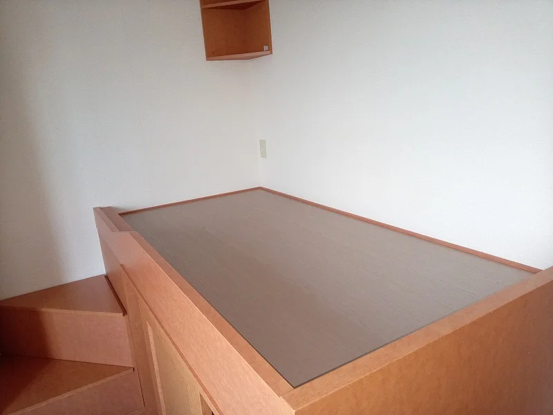 ベッドの下は大型収納スペース