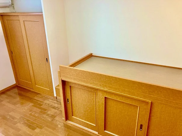 ベッドの下は大型収納スペース