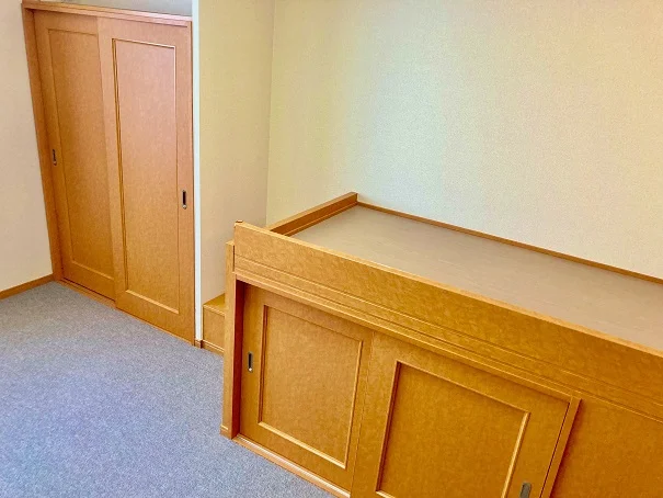 ベッドの下は大型収納スペース