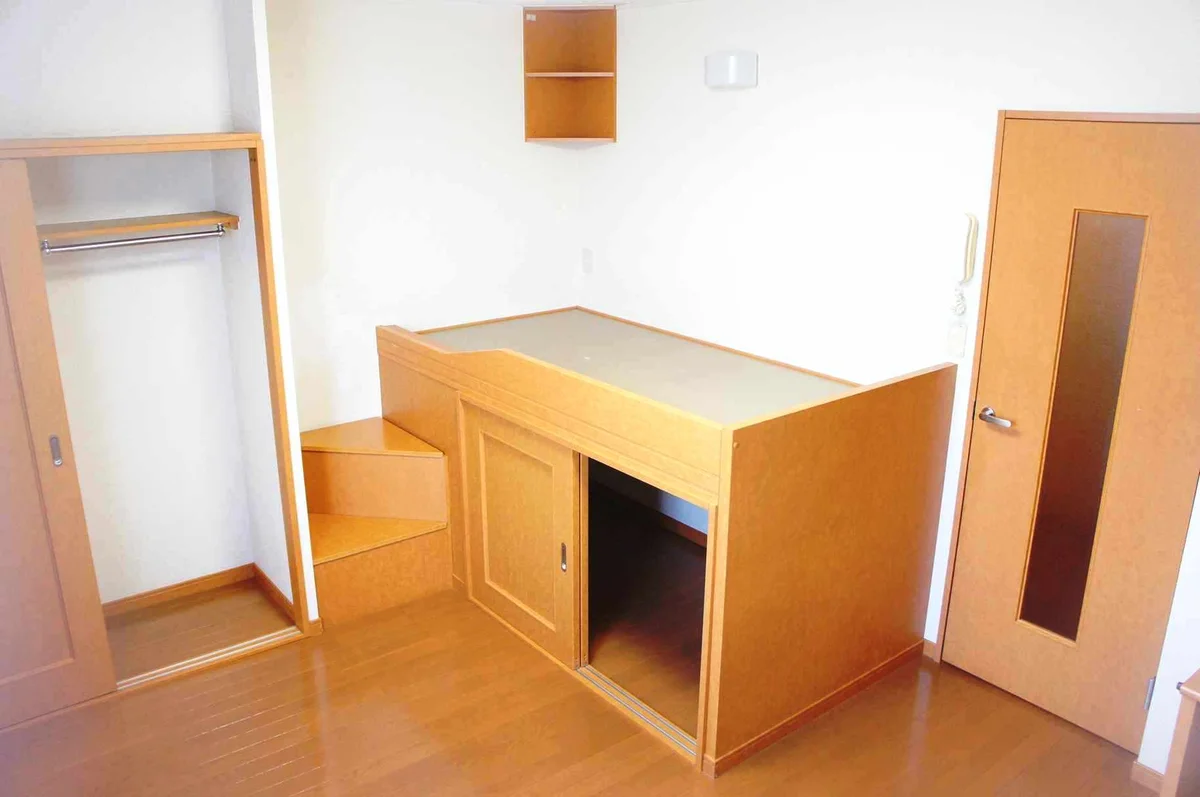 ベッド横の階段にも収納スペースがあります！