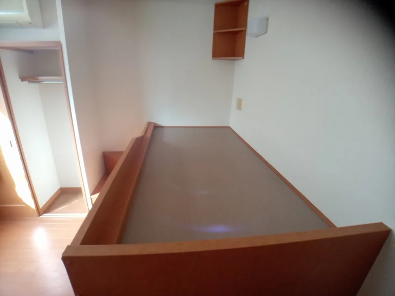 ベッド下には大型クローゼット！